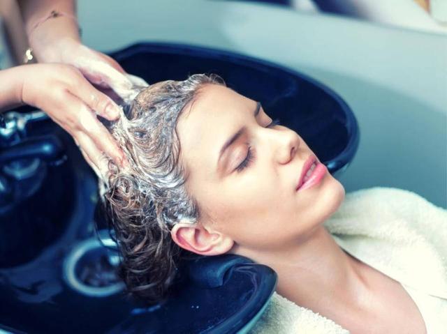 脱发与频繁洗头真的有关系吗？脱发怎么选洗发水？